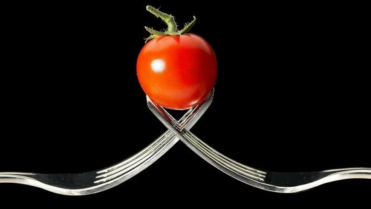 Pomidor na 12 sposobów. Pomidorowa z grzankami czy pizza rosso-bianco [przepisy]