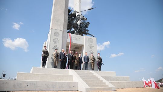 Pomnik Chwały Kawalerii i Artylerii Konnej upamiętnia zwycięską bitwę pod Komarowem. Tak wygląda