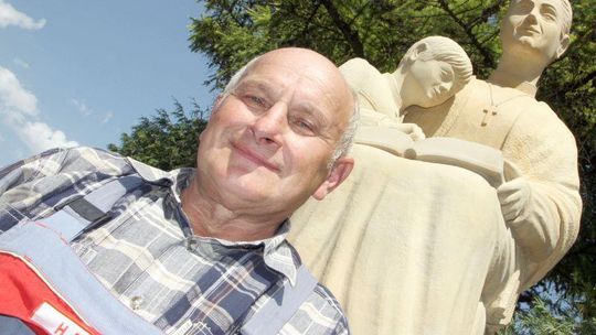 Pomnik gotowy. Sienkiewiczowie jadą do Okrzei