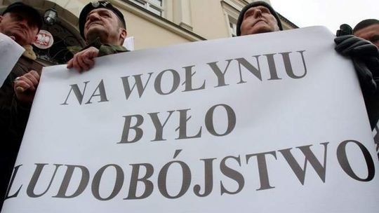 Pomnik jednak ze słowem "ludobójstwo"