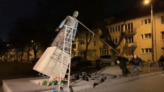 Pomnik ks. Jankowskiego w Gdańsku przewrócony. 3 osoby zatrzymane [wideo]