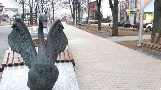 Pomnik łabędzia, przestrzeń S.O.W.A. Park Solidarności w Biłgoraju po remoncie
