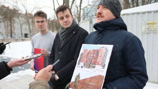 Pomnik Lecha Kaczyńskiego niczym „teatr w budowie”