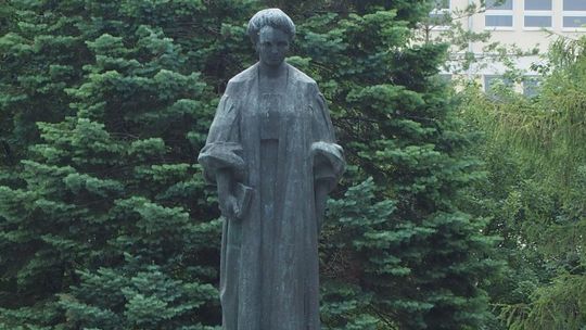 Pomnik Marii Skłodowskiej-Curie będzie wyglądał inaczej. Już wiadomo kto wykona prace