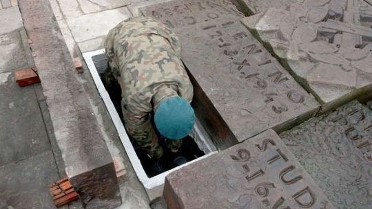 Pomnik Nieznanego Żołnierza na pl. Litewskim do wymiany. Wojewoda chce nowego
