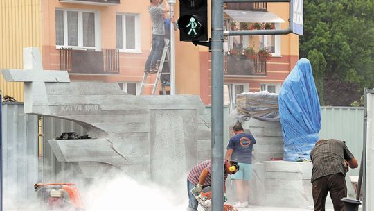 Pomnik pamięci ofiar katastrofy czy prezydenta? W niedzielę odsłonięcie monumentu