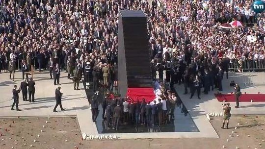 Pomnik smoleński w Warszawie odsłonięty [wideo]
