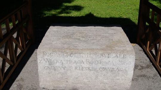 Pomnik szarańczy w Zwierzyńcu