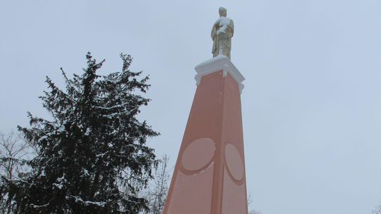 Pomnik w parku zmienił kolor