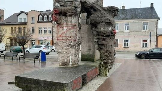 Pomnik z żołnierzami czeka na wyrok. Zdecydują sami mieszkańcy