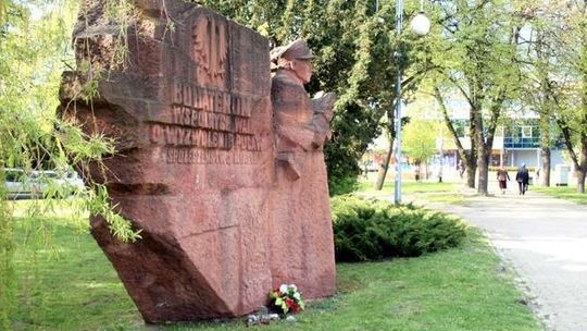 Pomnik żołnierzy polskich i radzieckich. Gloryfikacja okupacji, czy świadectwo historii?