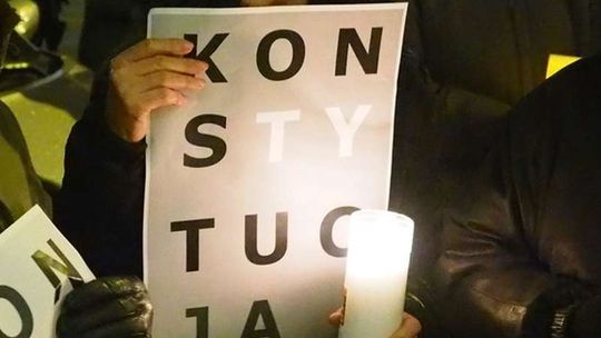 Pomniki w Kraśniku z napisem "konstytucja". Policja szuka sprawców