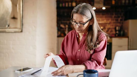 Pomoc finansowa dla osób z zadłużeniami – gdzie szukać wsparcia finansowego?