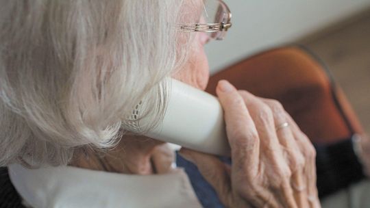 Pomoc seniorom w czasie pandemii. "To, czego im najbardziej brakuje to rozmowa"