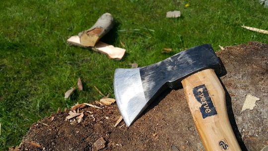 Pomogli pijanemu mężczyźnie. Kiedy zawieźli go do domu, pobiegł po siekierę