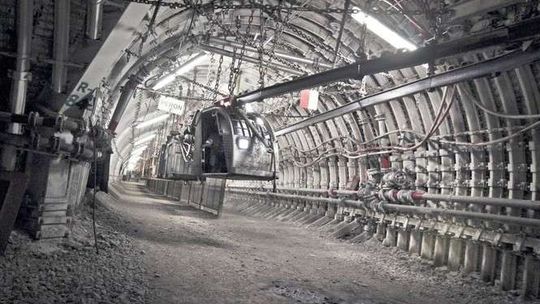 Pomóż Amelce i zjedź pod ziemię na wycieczkę po kopalni