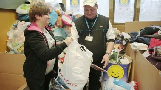 Pomóż Dzieciom Przetrwać Zimę. Była zbiórka, trwa sortowanie, w środę odbiór darów