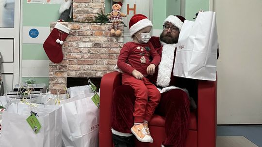 Pomóż Mikołajowi dotrzeć do szpitala dziecięcego