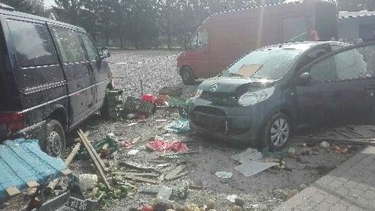 Pomylił hamulec z gazem. Wjechał w stragany, potrącił dwie osoby