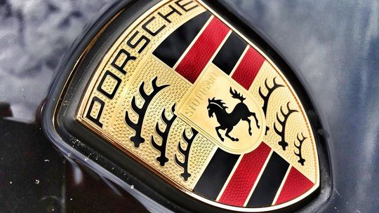 Pomylił wieś z torem wyścigowym? Pędził porsche z prędkością 128 km/h