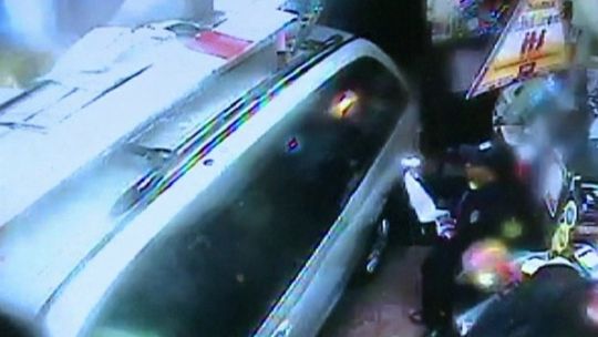 Pomyliła gaz z hamulcem i wjechała do sklepu (wideo)