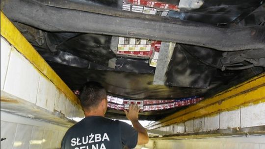 Pomysłowi przemytnicy ukryli w przerobionej podłodze 11 tys. paczek papierosów