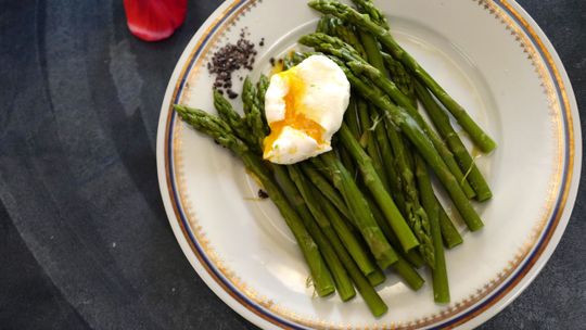 Pomysły na majowe szparagi. Jak kupować i gotować, najciekawsze przepisy