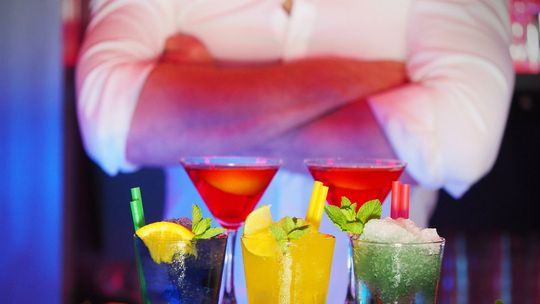 Ponad 1,8 tys. euro. Tyle zarobi się jako barman. W jakim kraju?