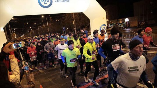 Ponad 1100 osób pobiegło w nocy. Trzecia Dycha do Maratonu (zdjęcia)