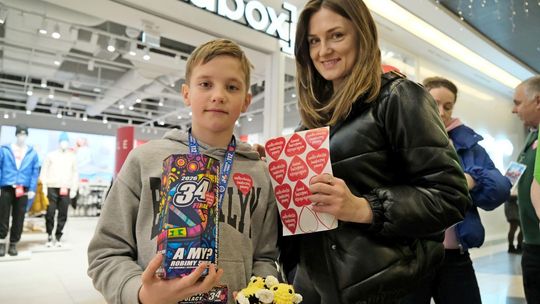 Zbiórka WOŚP w galerii handlowej – wolontariusz z puszką i serduszkami