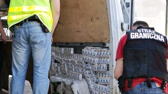 Ponad 2 tys. paczek papierosów ukrył w busie