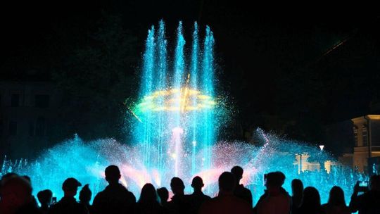 Ponad 20 spektakularnych pokazów w lipcu na fontannie multimedialnej