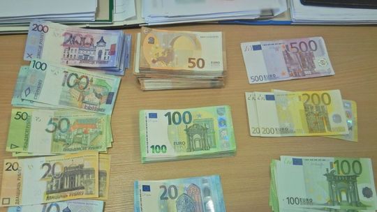 Ponad 3 mln zł ukryli w bagażach. Pieniądze miały trafić na teren UE