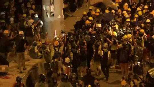 Ponad 40 rannych w starciach protestujących z policją w Hongkongu [wideo]