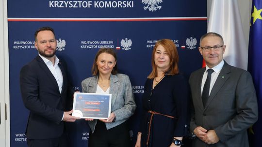Ponad 400 tys. zł na drogę w Budzyniu. Gmina Chodel podpisała umowę