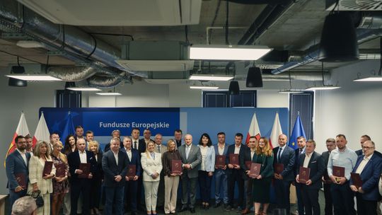 Marszałek Województwa Lubelskiego Jarosław Stawiarski wraz z przedstawicielami 28 przedsiębiorstw z regionu podczas uroczystego wręczenia umów o dofinansowanie z programu Fundusze Europejskie dla Lubelskiego 2021–2027. Łączna wartość podpisanych umów przekracza 137 mln zł, w tym ponad 71 mln zł stan