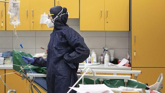 Ponad 900 nowych zakażeń koronawirusem w Polsce. Niedzielny raport Ministerstwa Zdrowia