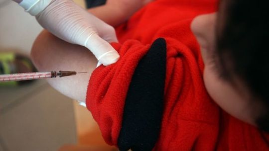 Ponad połowa Polaków boi się powikłań po szczepieniu przeciw COVID-19