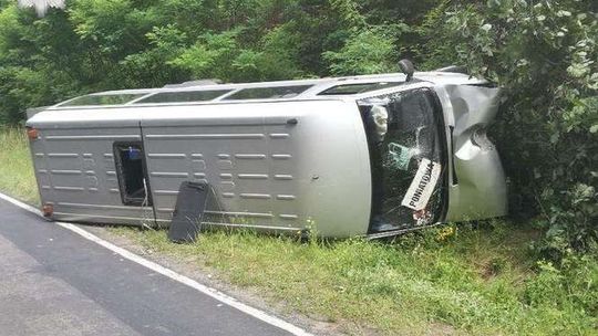 Poniatowa: Chciał uniknąć "czołówki", wjechał w drzewo. Tir odjechał