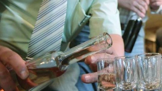 Poniatowa: Libacja w domu, tak mama "opiekowała się" dziećmi