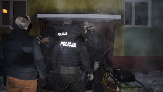 Poniatowa. Mężczyzna groził wysadzeniem bloku. Zabrali go antyterroryści
