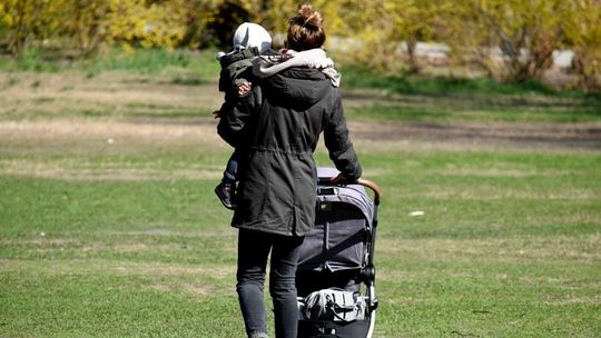 Poniatowa. Pijana matka zostawiła niemowlę pod blokiem