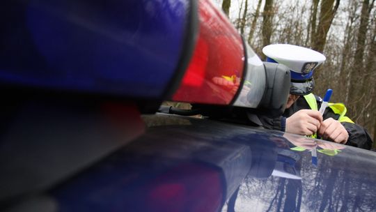 Poniatowa: Pijany kierowca uciekał przed policją. Rozbił się w rowie