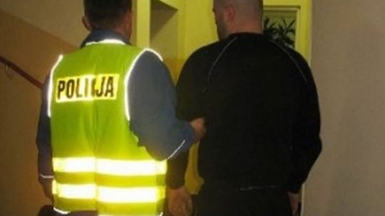 Poniatowa: Wszedł do sklepu i kilka razy dźgnął sprzedawcę nożem