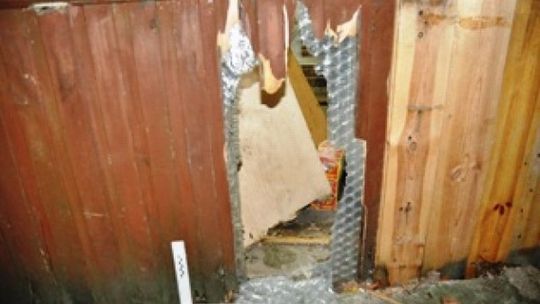 Poniatowa: Wybił dziurę w ścianie sklepu, ukradł kasę