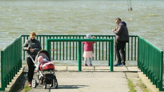 Poniedziałek Wielkanocny nad zalewem. Ekspert: "Na powietrzu możliwość transmisji wirusa jest mniejsza"