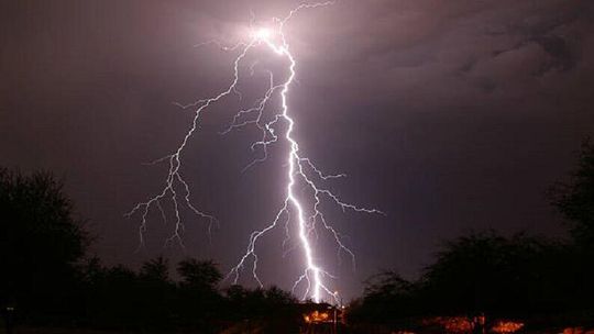 Poniedziałek z burzami. Miejscami z gradem 