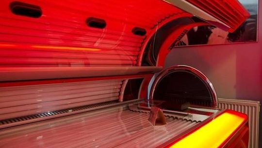 Poparzyła się w solarium. Dostała 50 tys. zł, a właściciel wyrok w zawieszeniu
