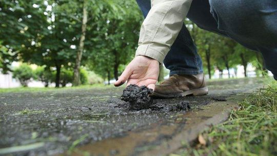 "Poprawili" ścieżkę rowerową przy ul. Filaretów. Asfalt da się zdjąć ręką