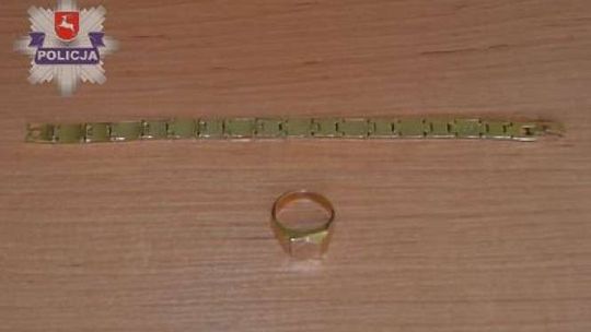 Poprosili o pomoc. Wcisnęli podrabianą biżuterię